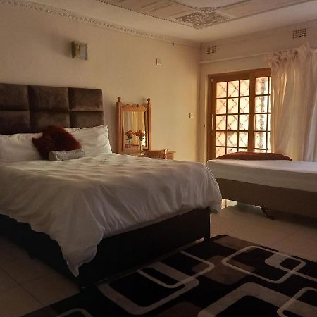 Den View Guesthouse Francistown Esterno foto