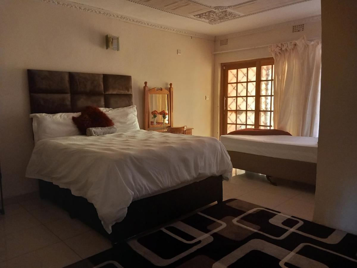 Den View Guesthouse Francistown Esterno foto